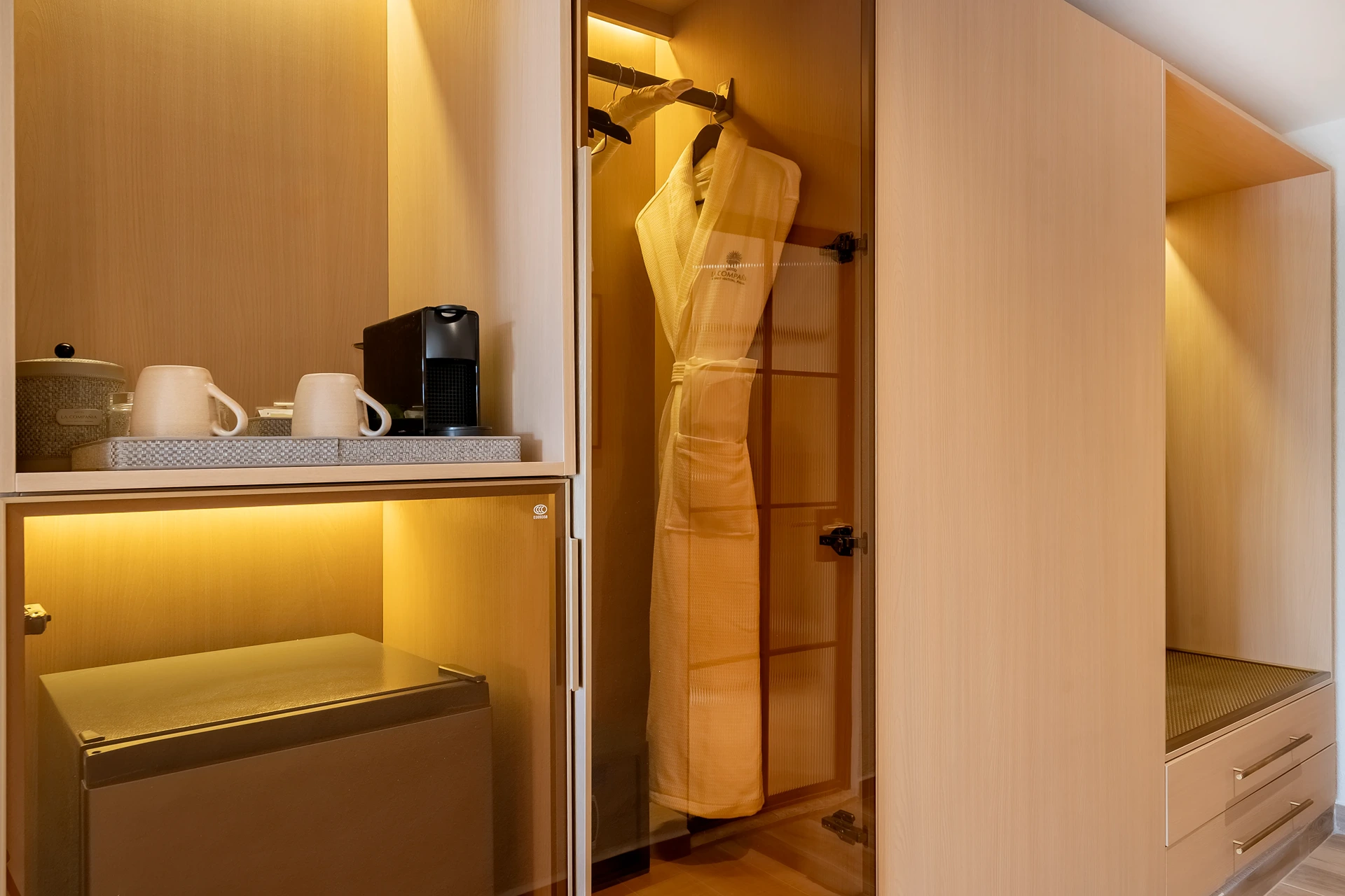 Standard Deluxe Queen Bed image 1