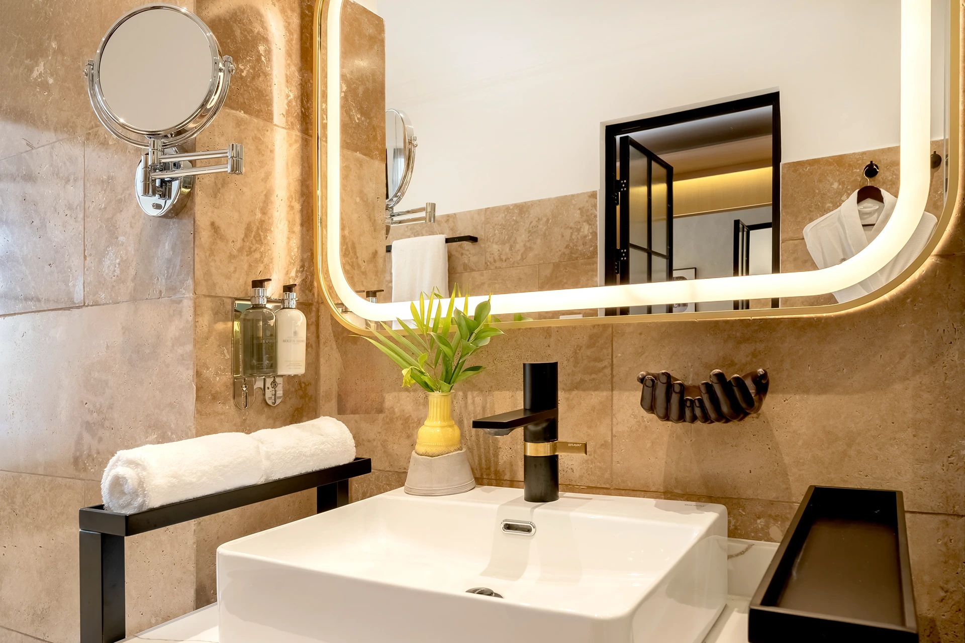 Standard Deluxe Queen Bed image 4