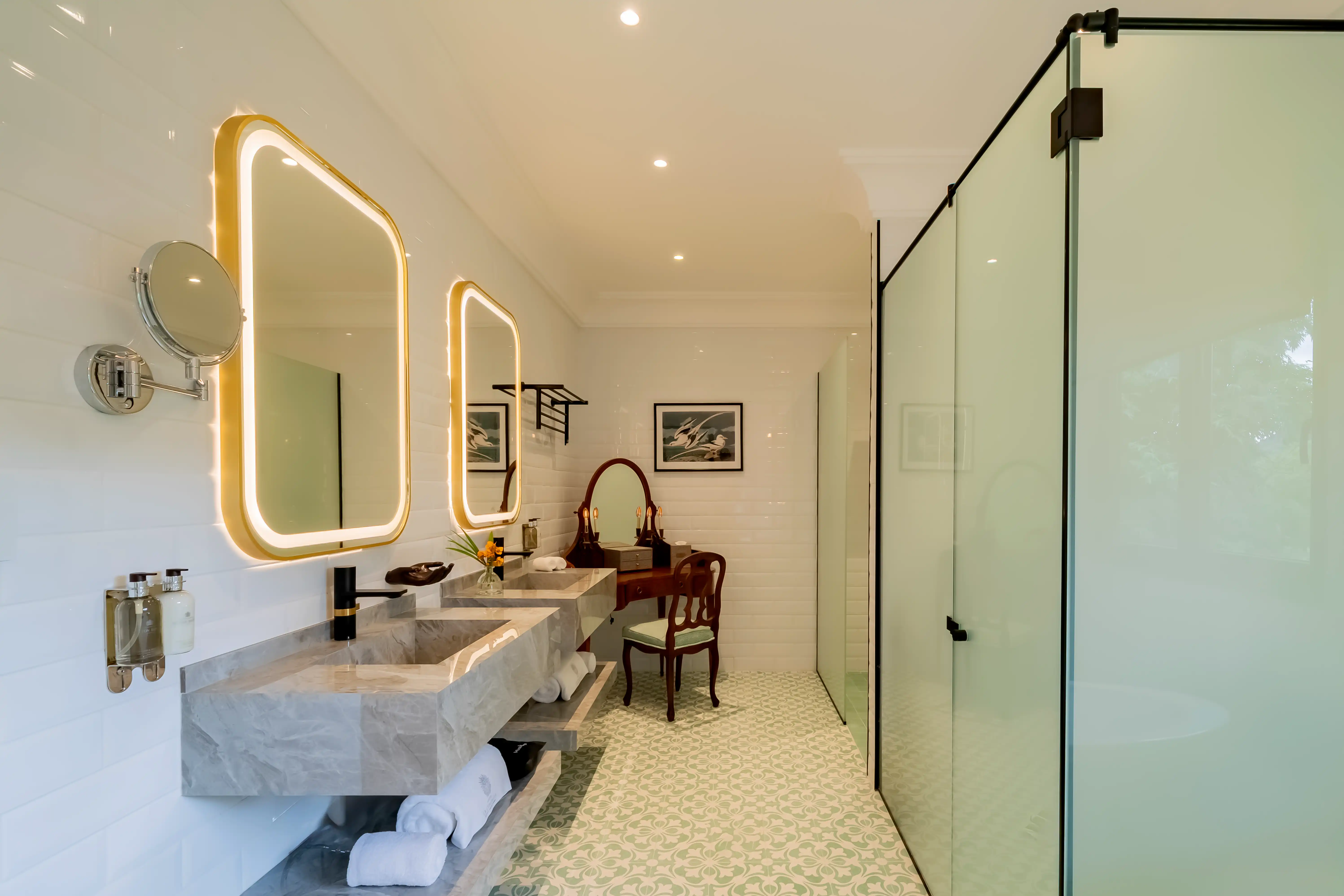 Standard Deluxe King Bed image 10