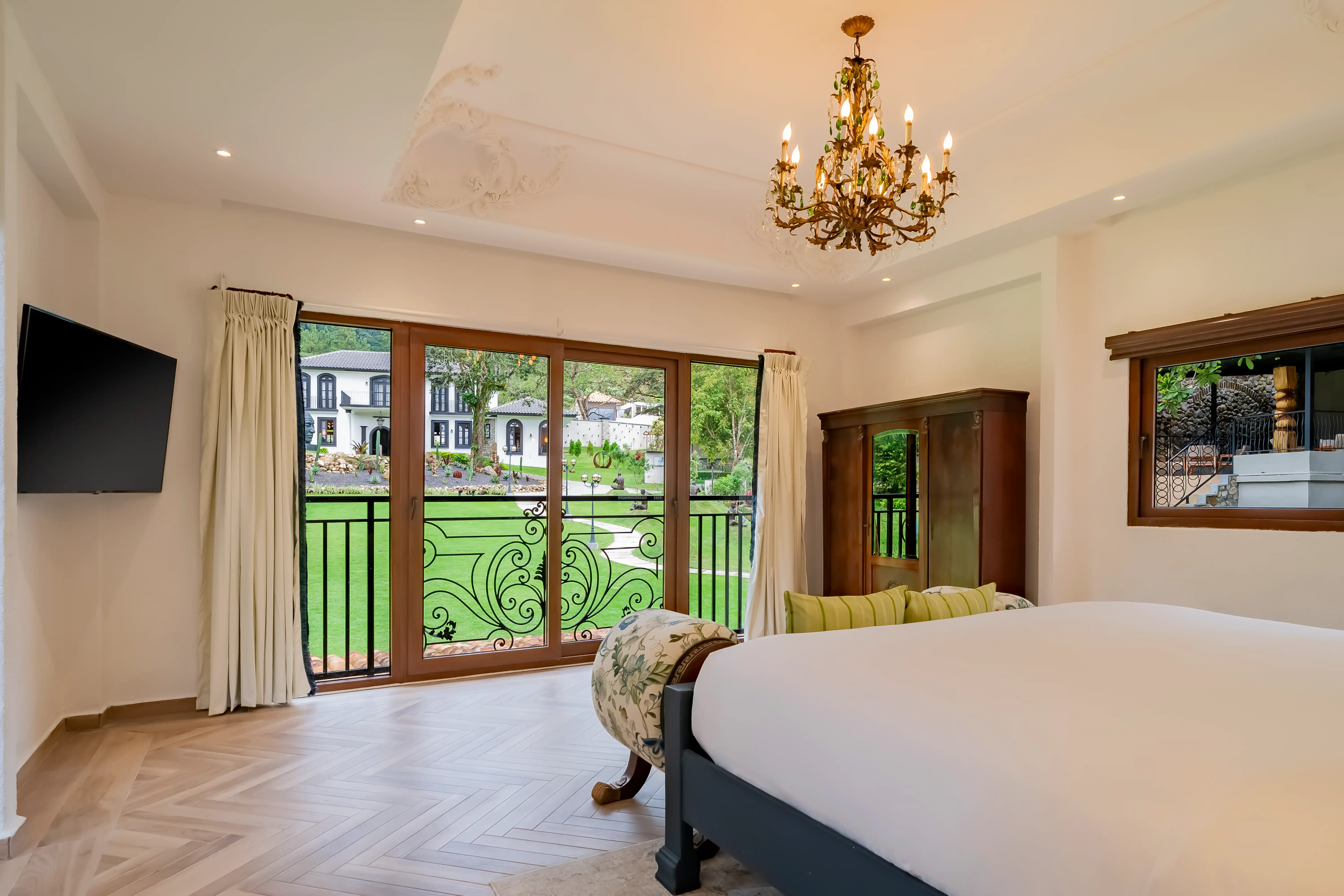 Standard Deluxe King Bed image 7