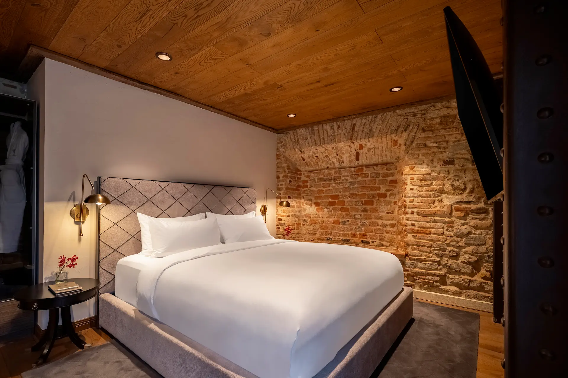 Spanish Wing image 1